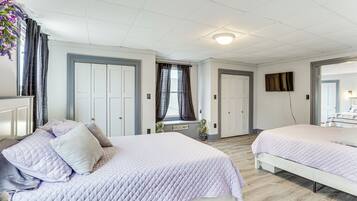 Escritorio, tabla de planchar con plancha y cuna de viaje