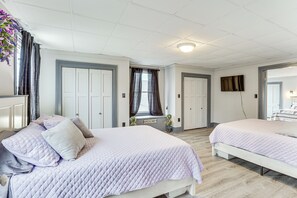 Escritorio, tabla de planchar con plancha y cuna de viaje