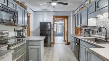 Fridge, microwave, stovetop, dishwasher