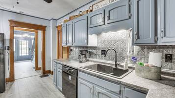 Fridge, microwave, stovetop, dishwasher