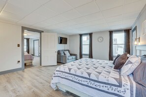 Schreibtisch, Bügeleisen/Bügelbrett, Reisekinderbett, Internetzugang