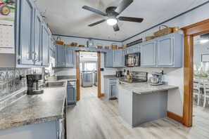 Kühlschrank, Mikrowelle, Herdplatte, Geschirrspüler