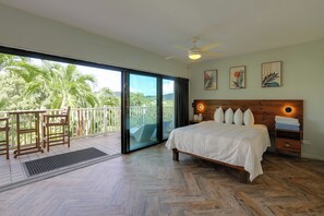 Een bureau, een strijkplank/strijkijzer, internet, beddengoed