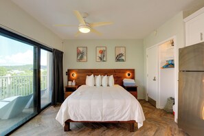 Een bureau, een strijkplank/strijkijzer, internet, beddengoed