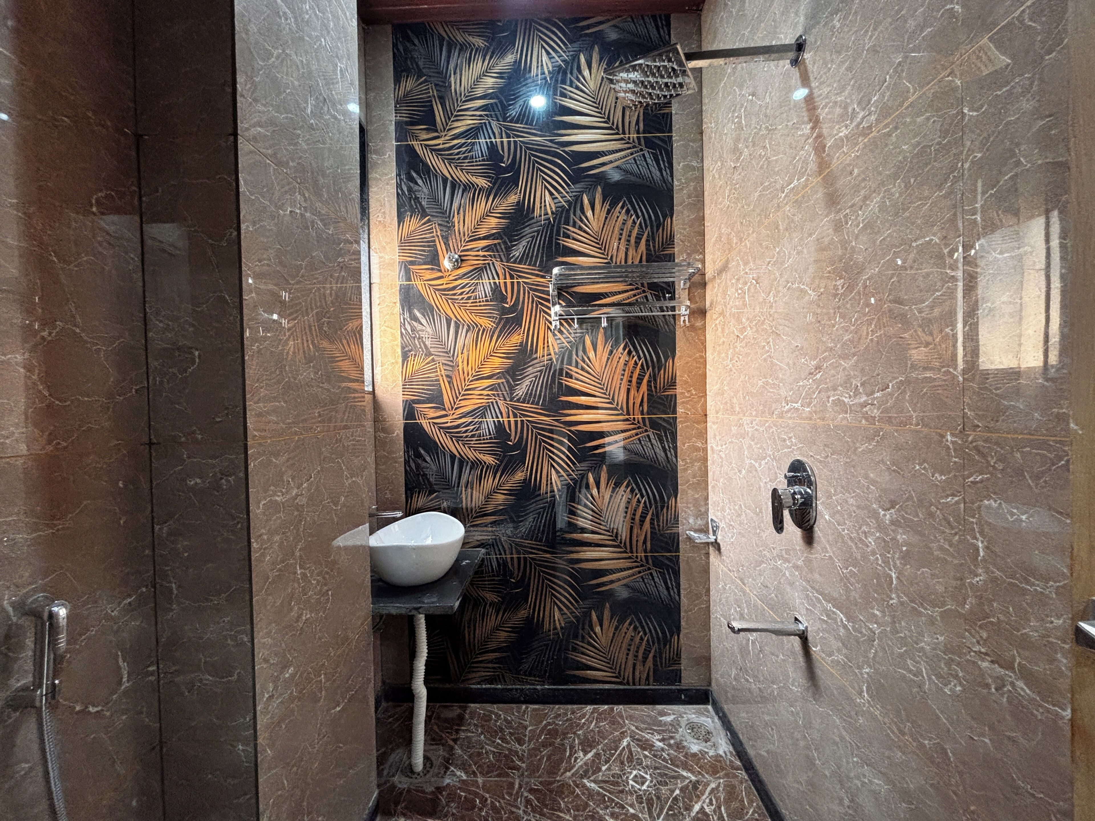 Ducha, artículos de higiene personal gratuitos, toallas y jabón