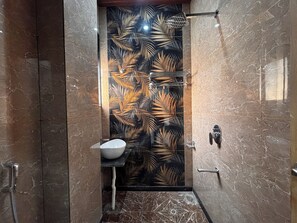 Regadera, amenidades de baño gratuitas, toallas, jabón 