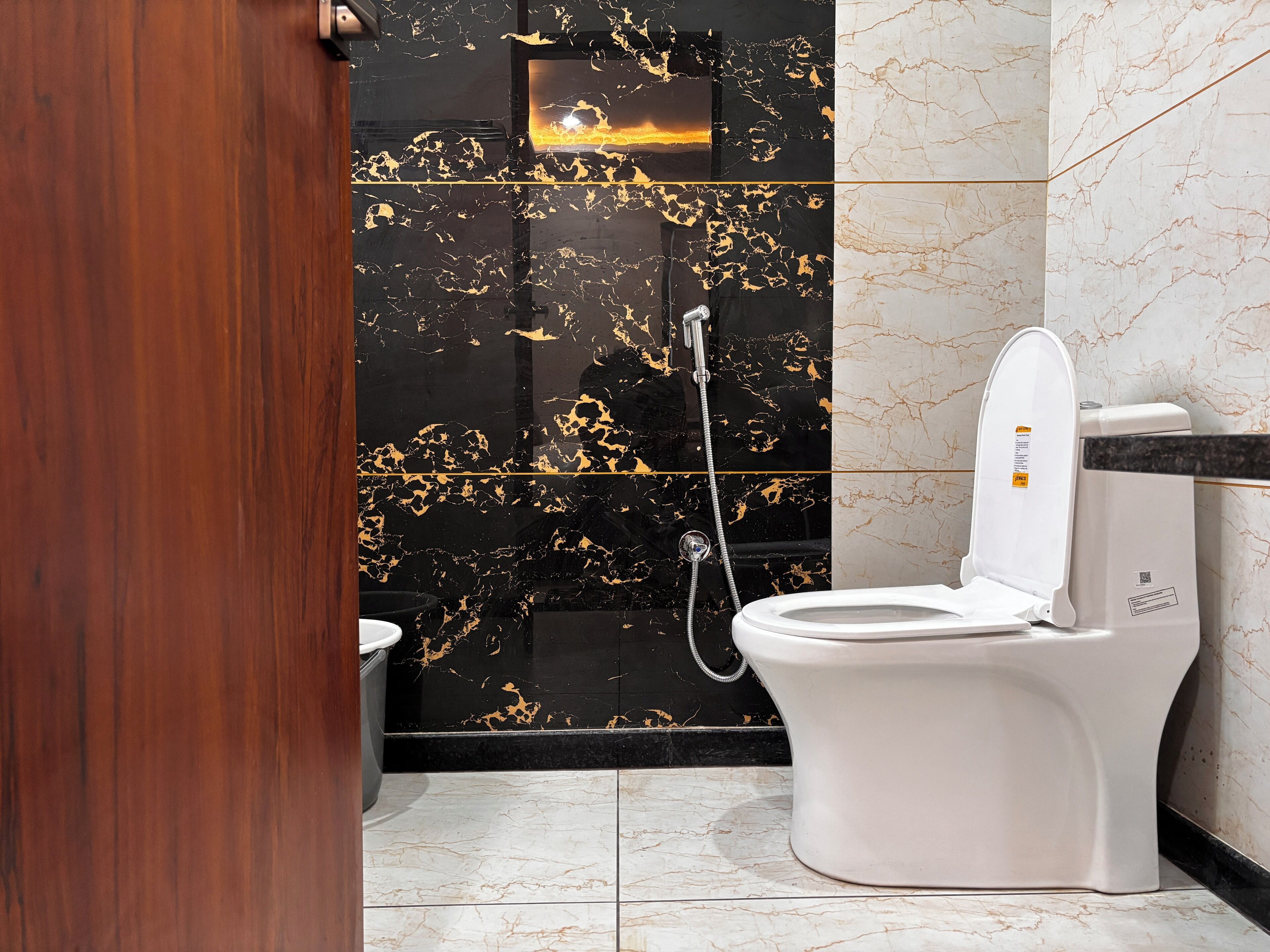 デラックス ダブルルーム | バスルーム | シャワー、バスアメニティ (無料)、タオル、石鹸