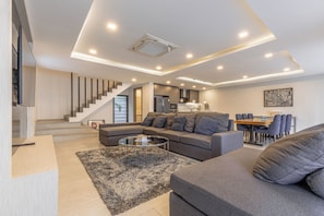 Living area - 10 นาทีถึงทะเล ใกล้แหล่งท่องเที่ยวมากมาย มีสปาสถานที่ผ่อนคลาย ใกล้ตลาดของกิน (พัทยา)