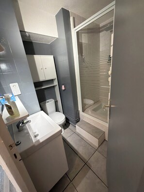 A bathroom with a toilet, sink, and shower. - Charming 4-person studio - Auris en Oisant domaine Alpes d'Huez (Auris)