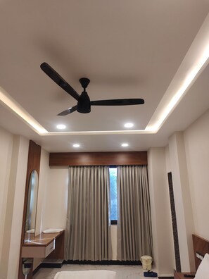 Deluxe Room, Air conditioning | Laptop workspace, rollaway beds, free WiFi, bed sheets - Shree Ji Darbar (Udaipur)