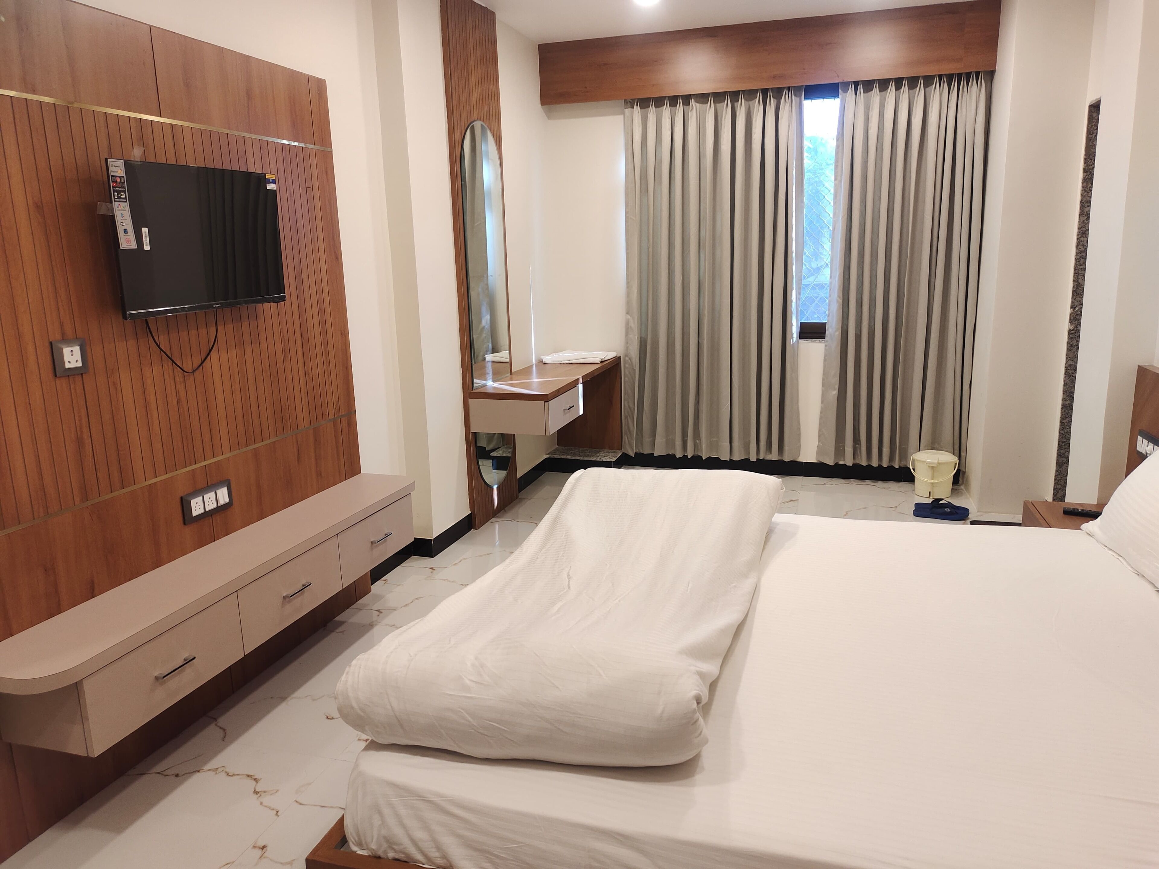 ノートパソコン用作業スペース、可動式ベッド、WiFi (無料)、ベッドシーツ