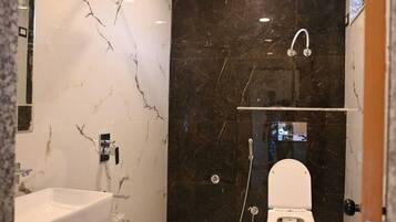 Ducha, artículos de higiene personal gratuitos, toallas y jabón