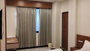 Espacio para trabajar con laptop y camas plegables/adicionales