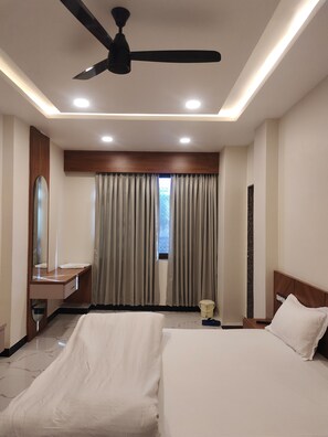 ファミリー ルーム 冷房 | ノートパソコン用作業スペース、可動式ベッド、WiFi (無料)、ベッドシーツ