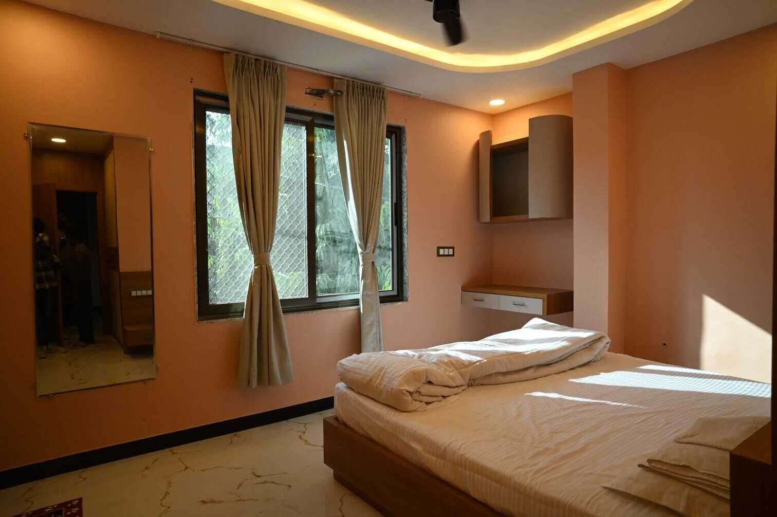 ノートパソコン用作業スペース、可動式ベッド、WiFi (無料)、ベッドシーツ