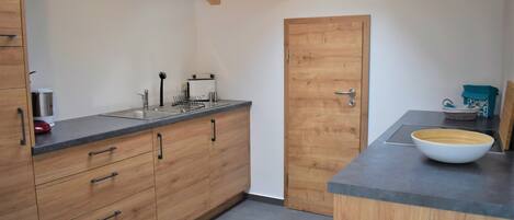 Jääkaappi, mikroaaltouuni, uuni, liesi