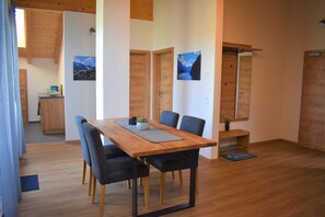 Dining - Wanderlust apartment with 2 bedrooms, kitchen, shower/WC and loggia (Rosenheim)