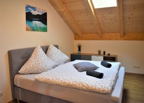 2 bedrooms, bed sheets - Wanderlust apartment with 2 bedrooms, kitchen, shower/WC and loggia (Rosenheim)