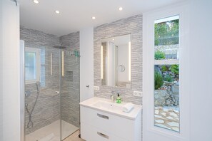Shower, hair dryer, towels - Casa Sabina - Altea, Costa Blanca (Altea)