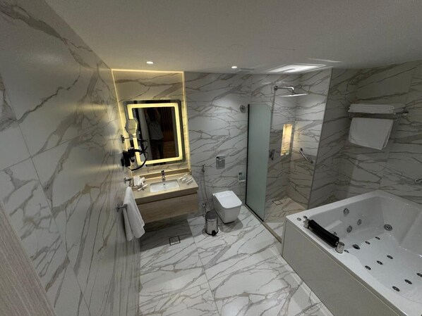 Suite Exécutive, balcon, vue montagne | Salle de bain | Sèche-cheveux, chaussons, serviettes fournies, savon