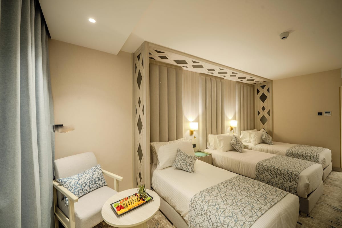 Chambre Triple Standard, vue jardin | Bureau, chambres insonorisées, fer et planche à repasser, Wi-Fi gratuit