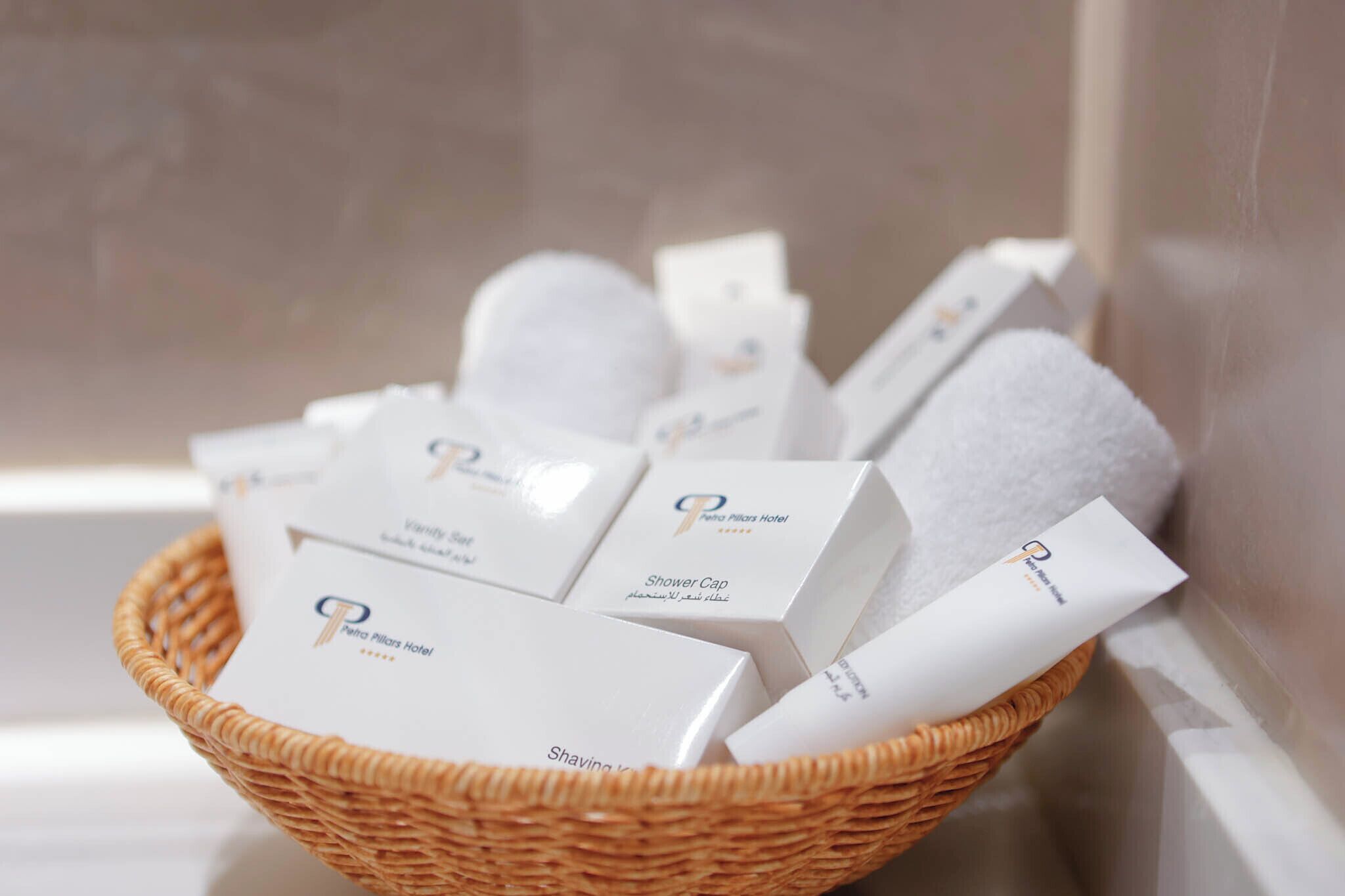 Máy sấy tóc, dép đi trong nhà, khăn tắm, xà phòng 