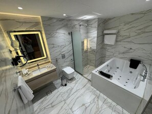 Suite Exécutive, balcon, vue montagne | Salle de bain | Sèche-cheveux, chaussons, serviettes fournies, savon