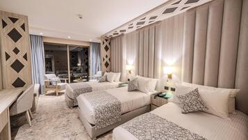 Habitación triple Deluxe, vista a la montaña | Escritorio, insonorización, tabla de planchar con plancha y wifi gratis