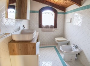 Shower, hair dryer, bidet, towels - Villa Blu with pool in Stintino – Sardinia (Punta de Su Turrione)