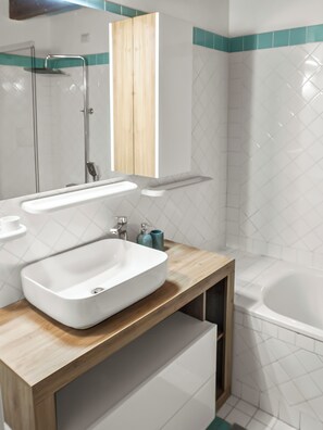 Douche, séchoir à cheveux, bidet, serviettes fournies