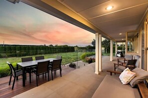 Outdoor dining - Walk to wineries - large home (Havelock North)