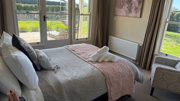 5 bedrooms, desk, iron/ironing board, WiFi