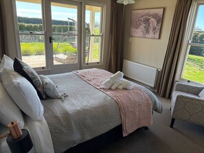 Desk, iron/ironing board, WiFi, bed sheets - Walk to wineries - large home (Havelock North)