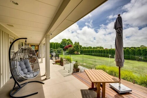 Walk to wineries - large home