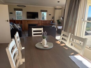 TV - Walk to wineries - large home (Havelock North)