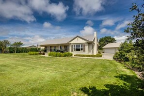 Exterior - Walk to wineries - large home (Havelock North)