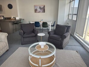 TV - Chic 2 Bedroom Apartment in Art Deco Napier (Napier)