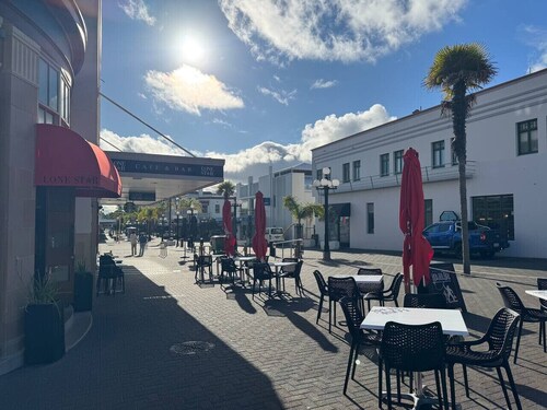 Chic 2 Bedroom Apartment in Art Deco Napier