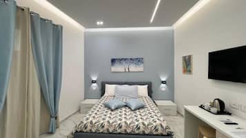 Deluxe Room, Balcony, City View | Desk, free WiFi