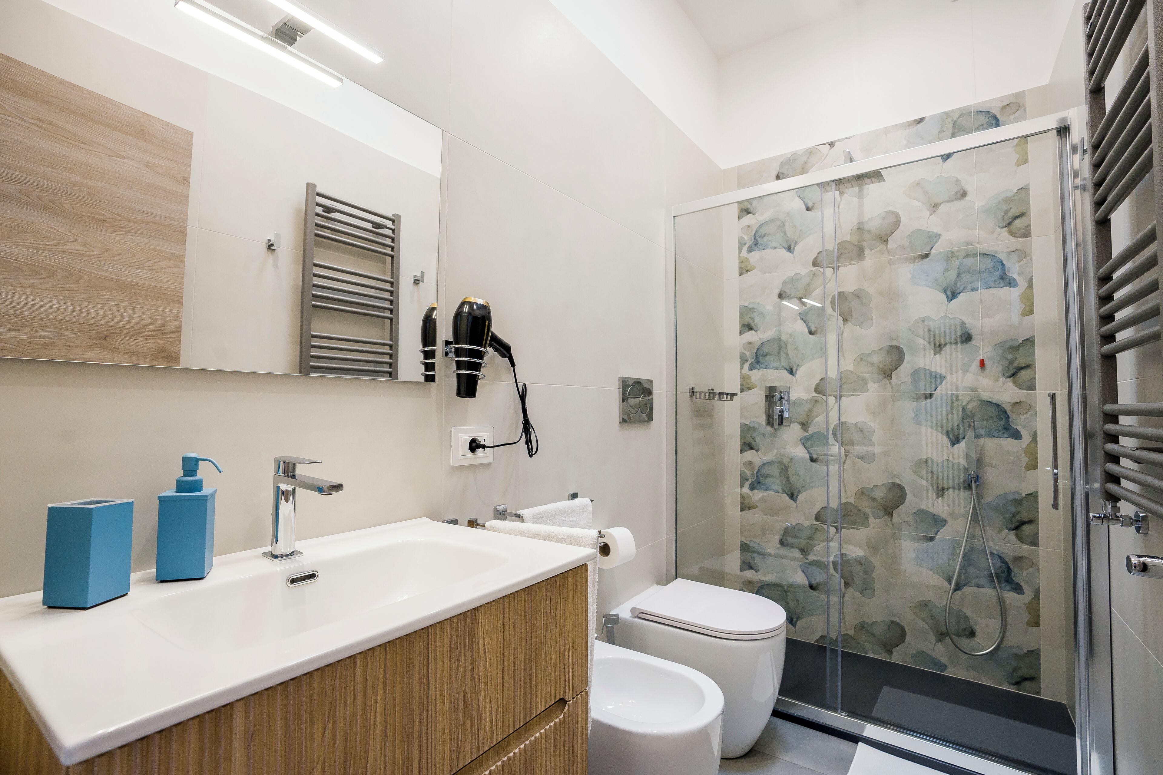 Chambre Deluxe, balcon, vue ville | Salle de bain | Douche, sèche-cheveux, serviettes fournies, savon