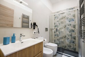 Deluxe Room, Balcony, City View | Bathroom | Shower, hair dryer, towels, soap - B&B Nanù (Naples)