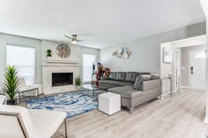 Room - Reston NEW Bright, Airy Home w/ In Ground Pool & Grill (Richardson)