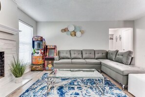 Room - Reston NEW Bright, Airy Home w/ In Ground Pool & Grill (Richardson)