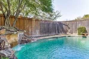 Room - Reston NEW Bright, Airy Home w/ In Ground Pool & Grill (Richardson)