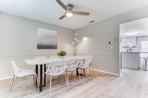 Room - Reston NEW Bright, Airy Home w/ In Ground Pool & Grill (Richardson)
