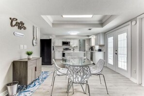 Room - Reston NEW Bright, Airy Home w/ In Ground Pool & Grill (Richardson)
