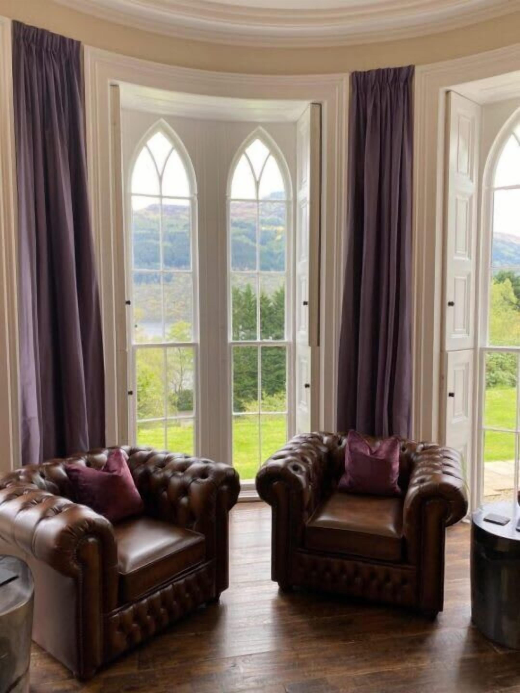 تلفزيون، مدفأة، ستيريو، مكتب