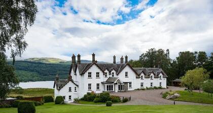 Rich Grounds Estate with Movie Room and Hot Tub