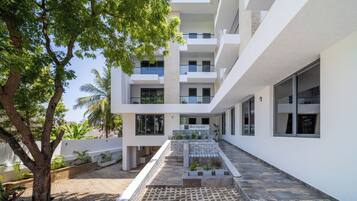 Vista frontal de la propiedad