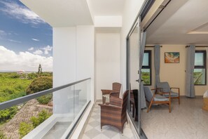 客房内保险箱、办公桌、笔记本电脑工作区、免费 WiFi